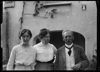 Famiglia Rossi in posa davanti alla casa di Biolda