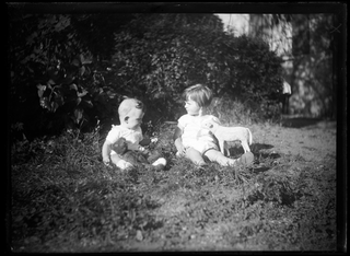 Bambini mentre giocano sopra a un prato