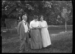 Famiglia Rossi in posa nel giardino di Biolda