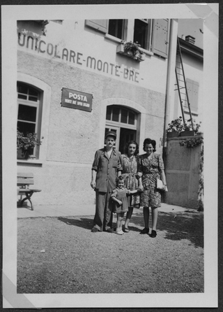 Ritratto di famiglia davanti alla funicolare del Monte Brè