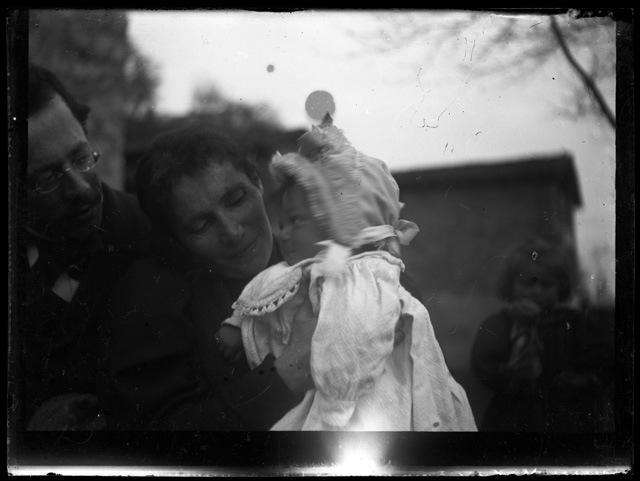 Adele Rossi con in braccio un bambino