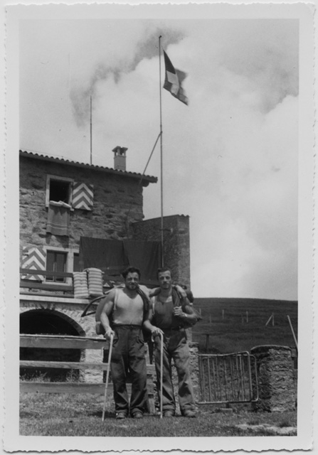 Pastori italiani alla Capanna del Monte Bar