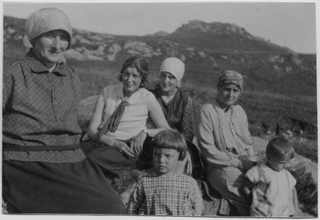 Donne con bambini in posa a Condra