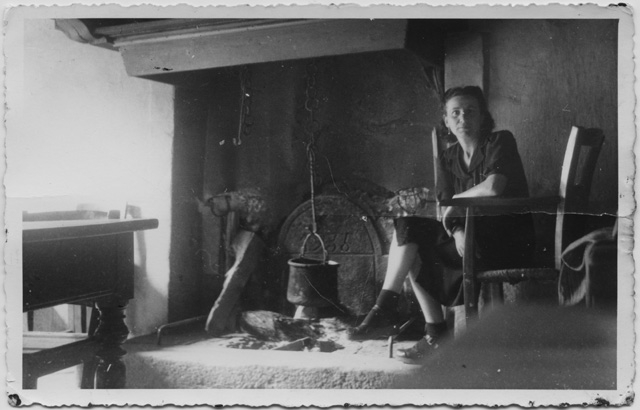 Erminia Righinetti seduta al camino del ristorante Giardino a Ponte Capriasca