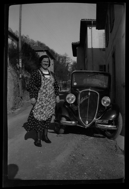 Donna in posa con un'automobile a Treggia