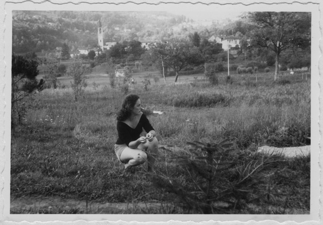 Monica Meyer in un prato a Ponte Capriasca