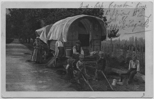 Famiglia in posa con carrozza