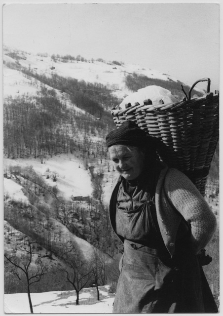 Donna con la gerla a (?)