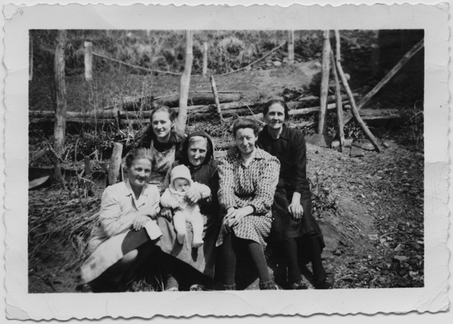 Donne della famiglia Risi in posa con bambino