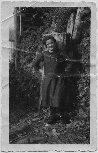 Ragazza con la gerla