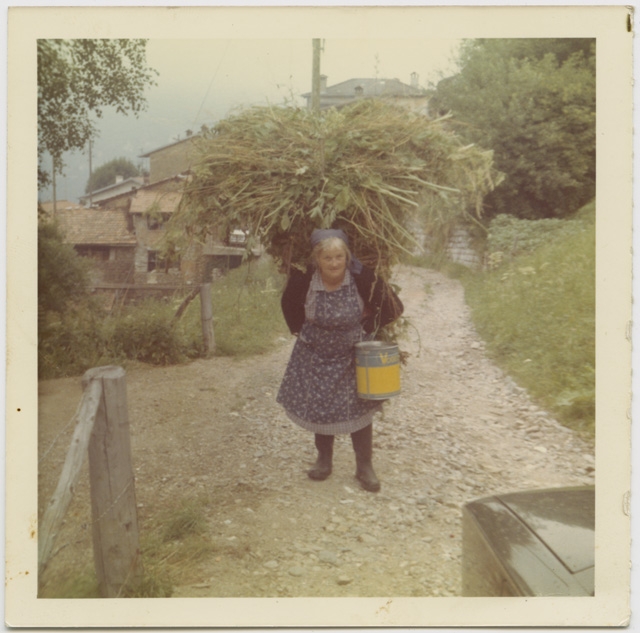 Donna con la gerla a Certara