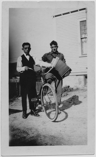 Uomini in posa con bicicletta e fisarmonica