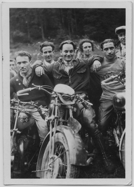 Uomini in posa con motociclette