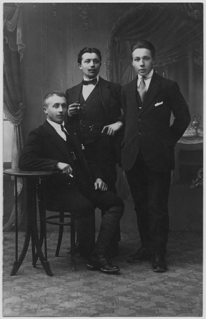 Domenico e Gaetano Domeniconi in posa con un amico