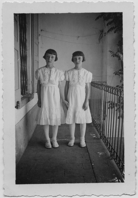 Gemelle in posa in occasione della Prima Comunione