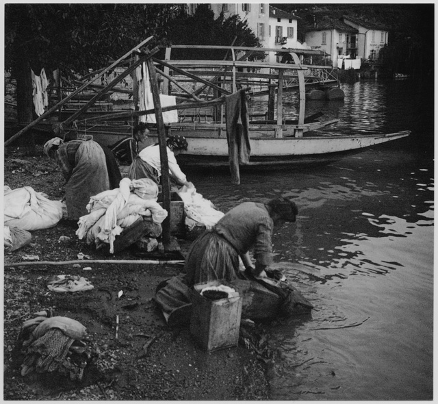 Donne mentre fanno il bucato sulle rive del Ceresio a Gandria