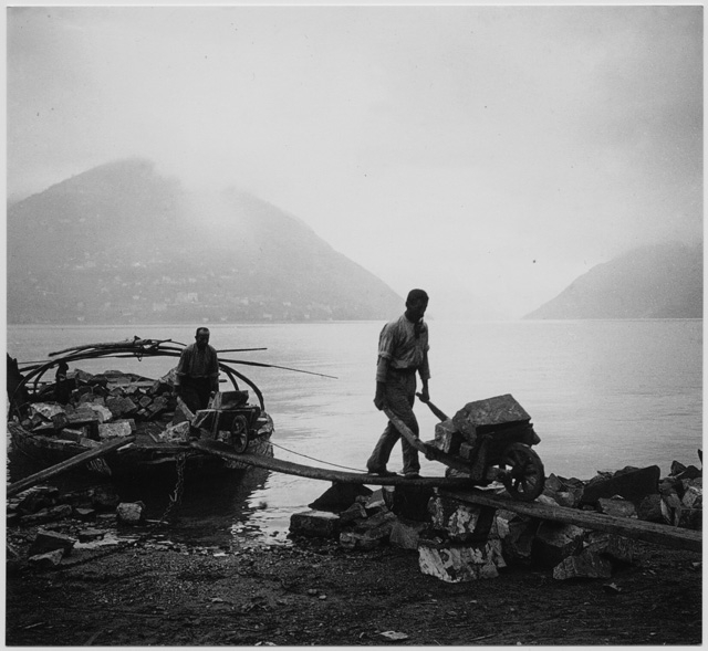 Scarico di materiali da costruzione da un'imbarcazione sul Ceresio