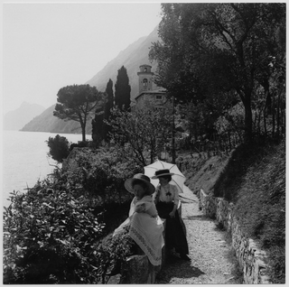 Donna con bambina in posa a Oria