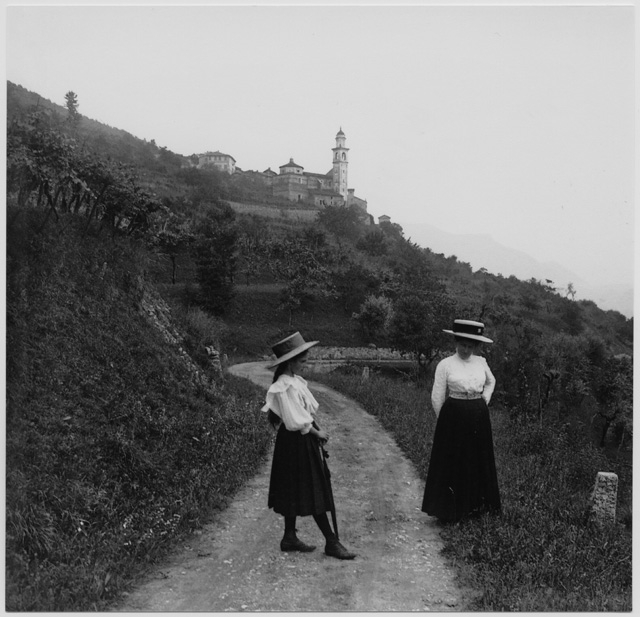 Donna con bambina sopra ad un sentiero a Carona
