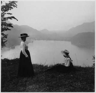 Donna con bambina davanti ad un belvedere a Carona