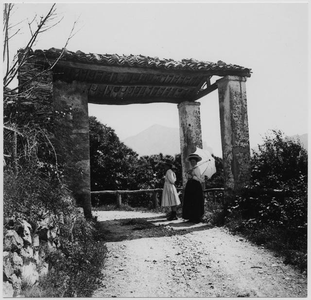 Donna con bambina sopra ad un sentiero a Carona