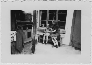 Anna Maria Morosoli e Gisella Hurter mentre compongono dei mazzolini di fiori