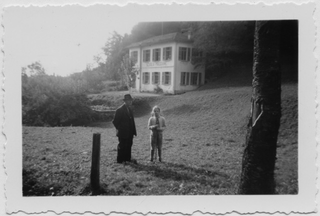 Ernesto e Anna Maria Morosoli in un prato a Maglio di Colla