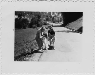 Emma e Anna Morosoli sulla strada tra Sala Capriasca e Tesserete