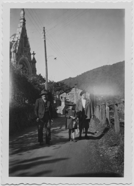 Anna Maria e Emma Morosoli con un uomo sulla strada a Vaglio