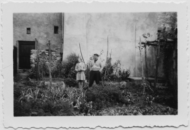 Anna Maria Morosoli e Giacomo Quadri in un orto a Vaglio