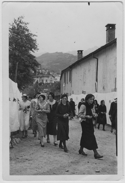 Donne durante la processione del Corpus Domini a Tesserete