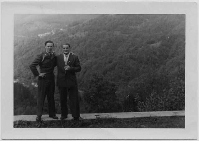 Alfredo Moresi con un amico davanti ad un panorama