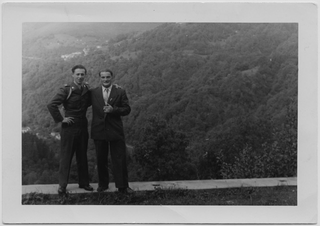 Alfredo Moresi con un amico davanti ad un panorama