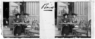 Due donne al tavolino di un caffè