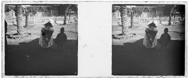 Donna con bambino al parco