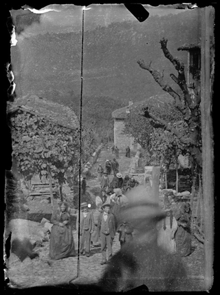 Gruppo all'aperto sul sagrato della chiesa di Davesco