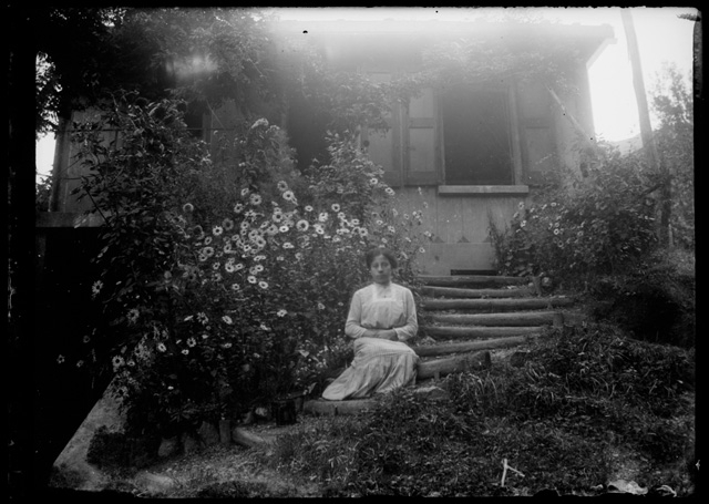 Donna seduta sui gradini di casa