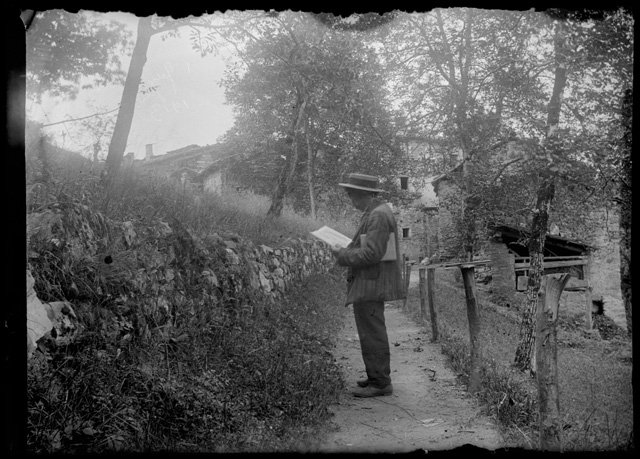 Luigi Alberti sopra ad un sentiero a (?)