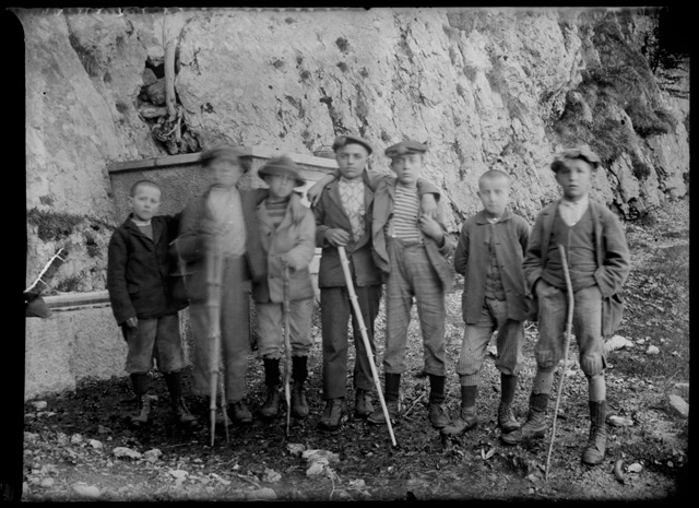 Ragazzi in posa sopra ad un sentiero