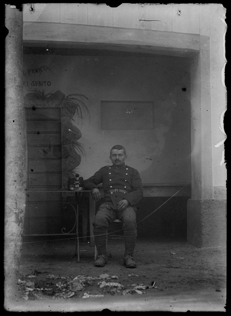 Soldato a riposo al tavolo di un'osteria