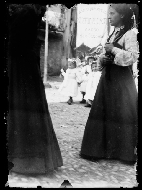 Bambini dell'asilo infantile di Cadro in processione