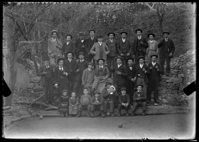 Gruppo in posa su di un campo di bocce