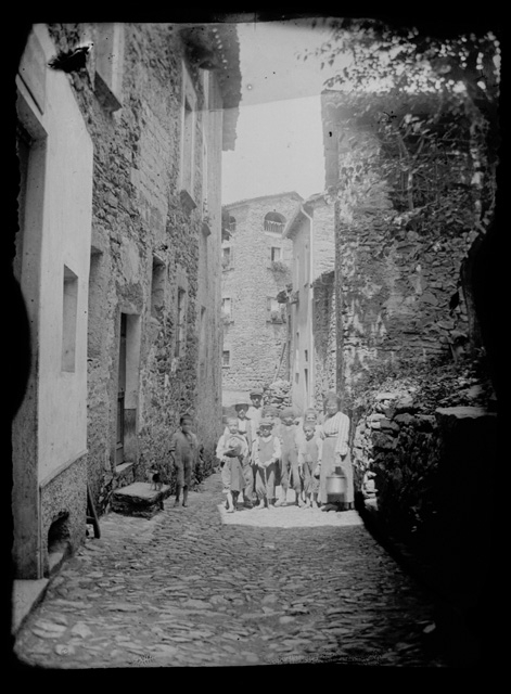 Donna con bambini in posa nel nucleo di Davesco