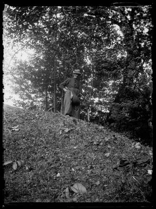 Anziana con sacca per la raccolta delle noci a Davesco