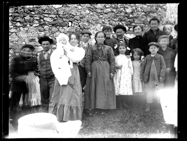 Gruppo in posa in occasione di un battesimo