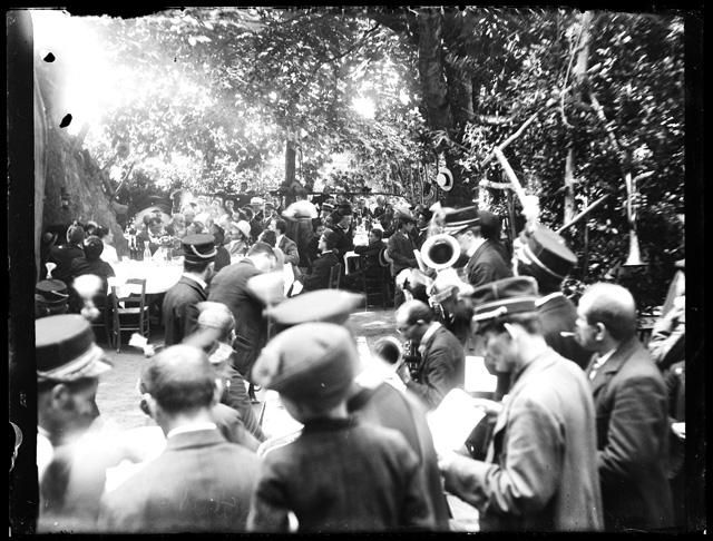 Festa all'aperto con gruppo bandistico