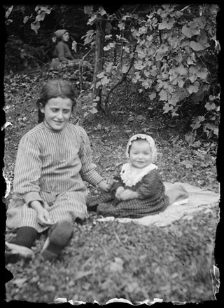 Bambine sedute sopra a un prato