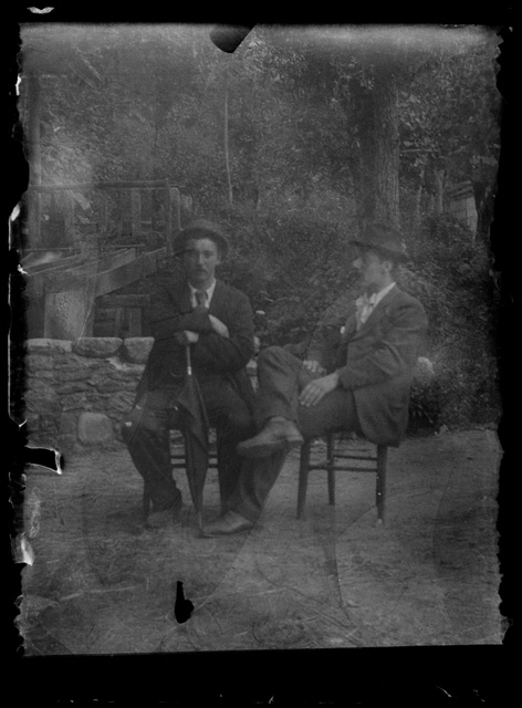 Uomini in posa con ombrello e cappello