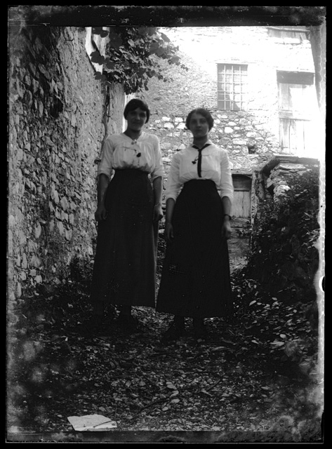 Giovani donne in posa in cortile