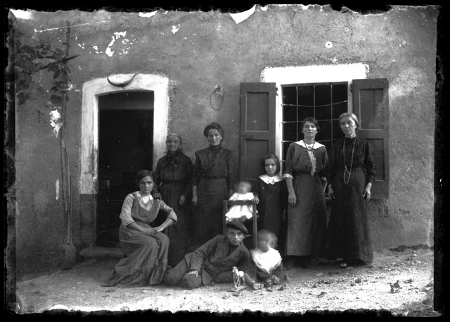 Famiglia in posa sulla soglia di casa